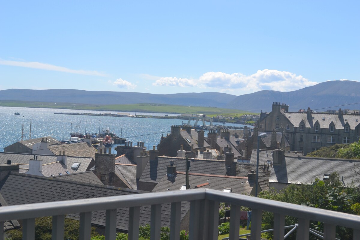 Central Stromness apartment with amazing views