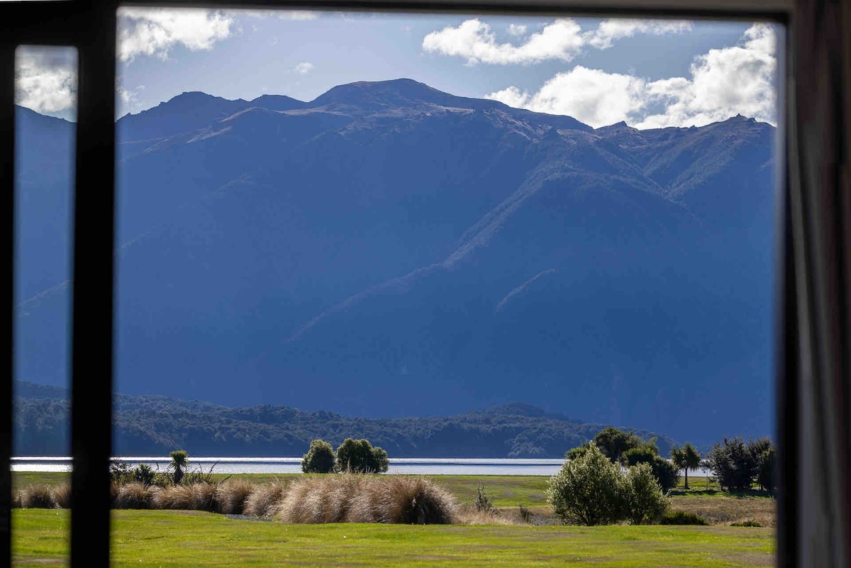 湖对岸的山脉美景