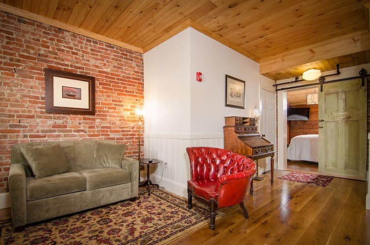 1867 Parkview Inn Boutique Hotel - Two Room Studio w/ Balcony King & Private Entrance