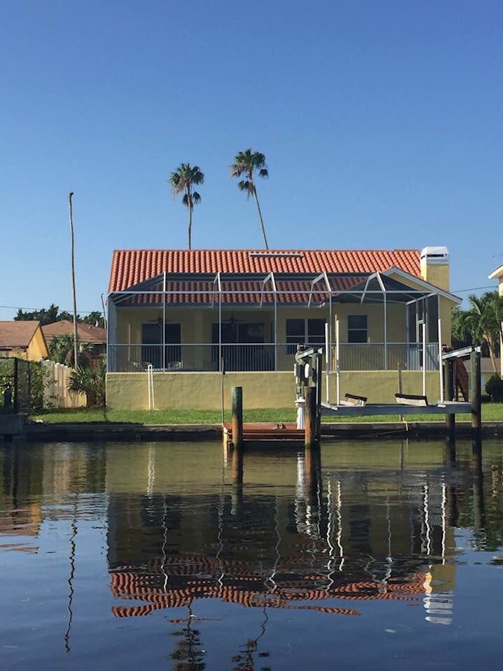 St Pete Retreat ，带泳池和码头，阳光明媚的佛罗里达