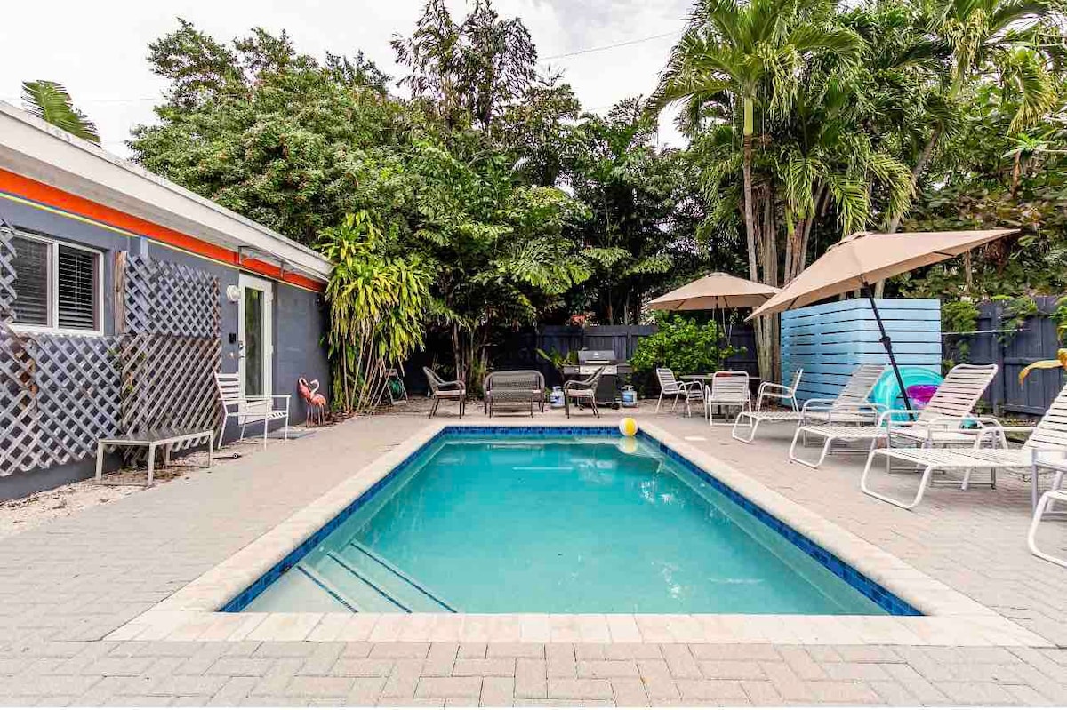 Off The Drive Modern Home, 2BD/1 BA, Heated Pool