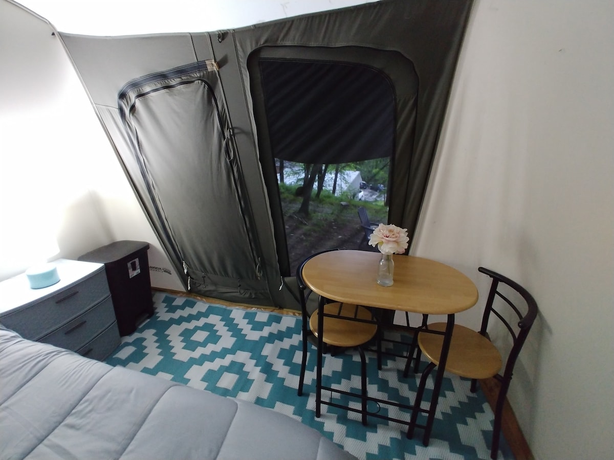 隐秘宝地、舒适的帆布帐篷、电动充电器、热水浴缸