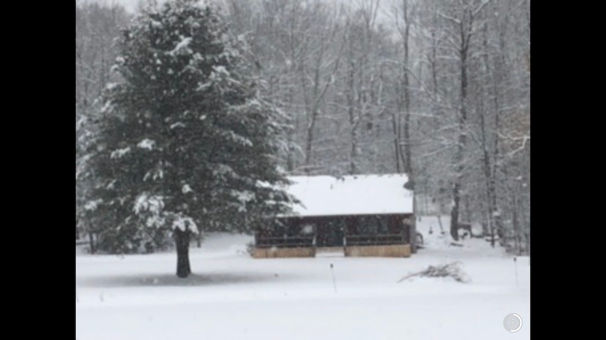 舒适的滑雪小屋，池塘附近有3个滑雪场地！