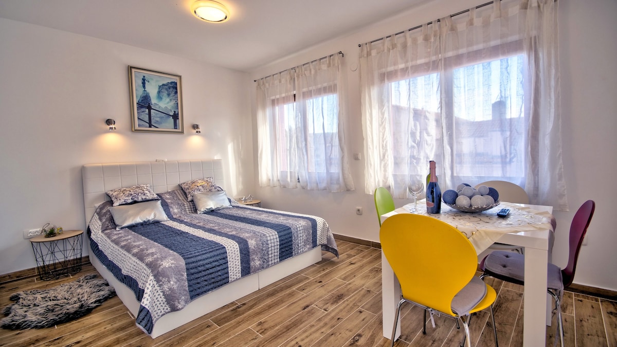 位于Opatija中心的玛格丽塔单间公寓，带露台