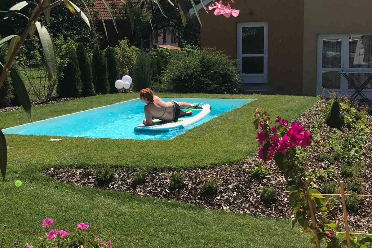 带泳池和美丽花园的私人别墅