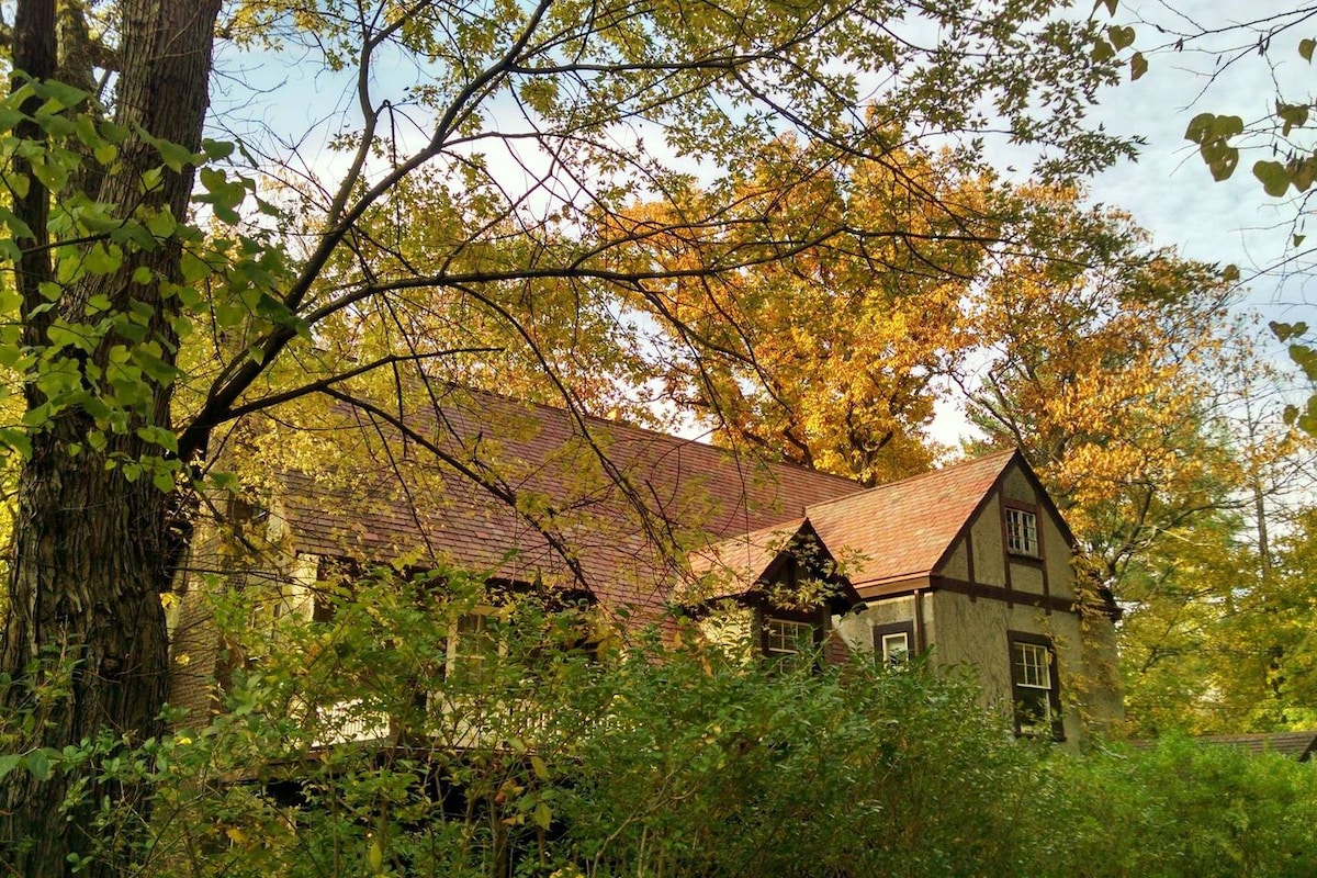 历史悠久的房子坐落在树林中-步行前往康奈尔