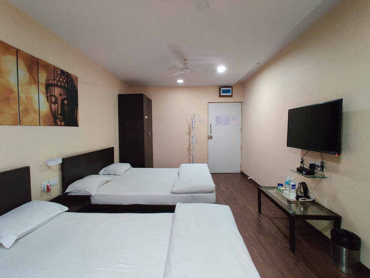 R04 -在Koregaon公园有2张床的空调卧室。