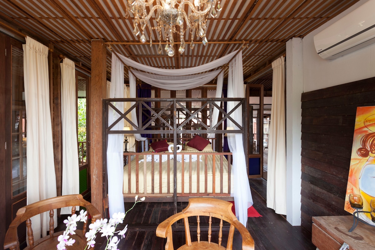 Baan Sri Dha - Charming Wooden Home in Town