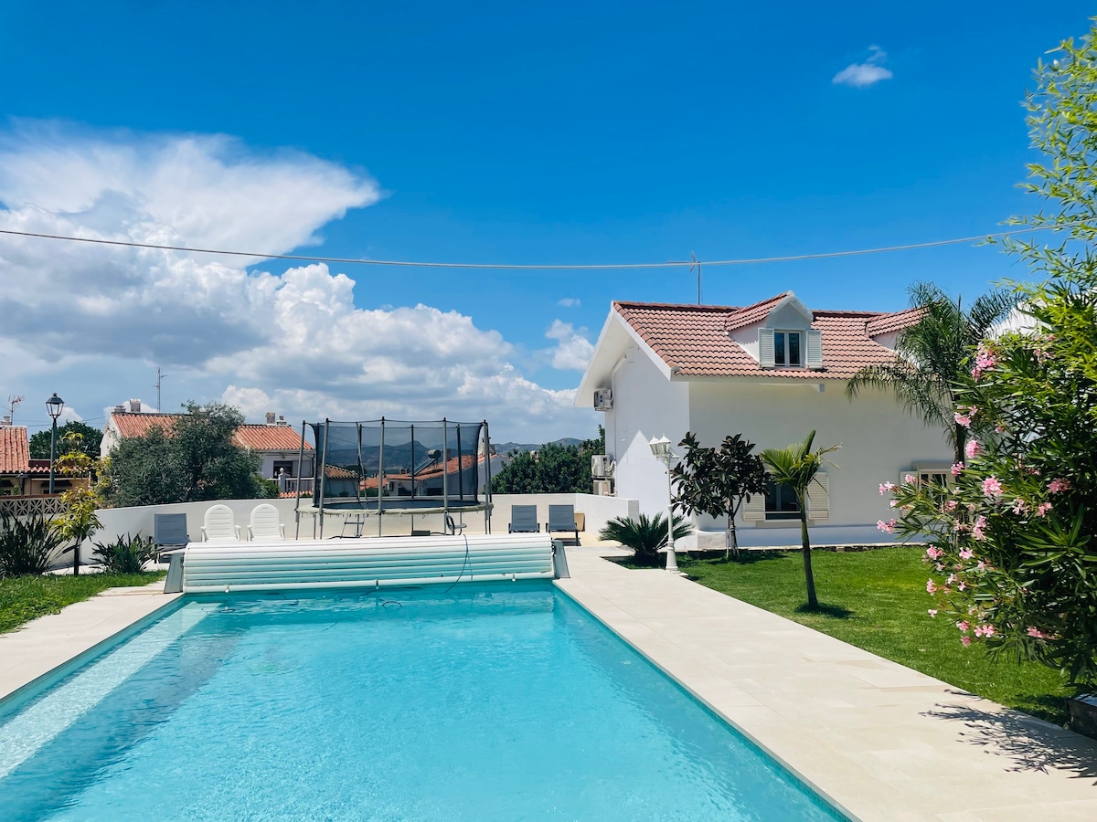 Quiet, cute house with a large pool near the beach