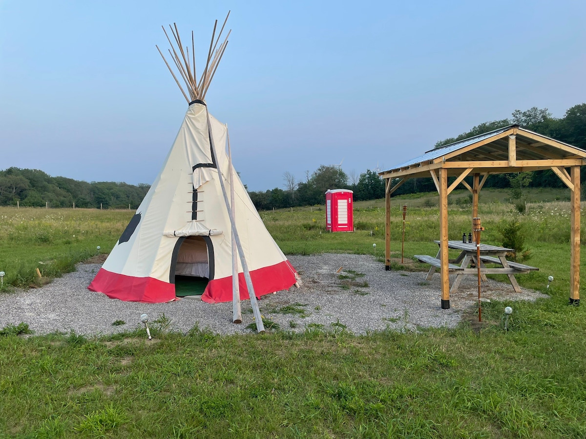 印第安帐篷在农场露营。