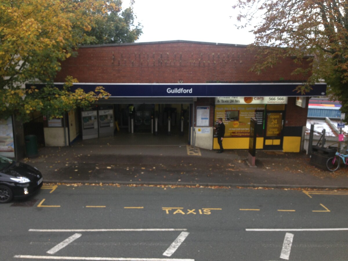 Guildford Central -紧邻车站(2)