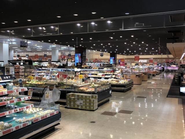 商场内还有两处大型食品超市 图为商场内的永旺超市 营业时间为早7:00