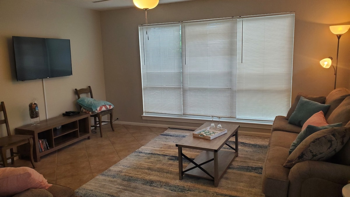 House Pensacola 3br/2卫， at Eaton Place Long Stays