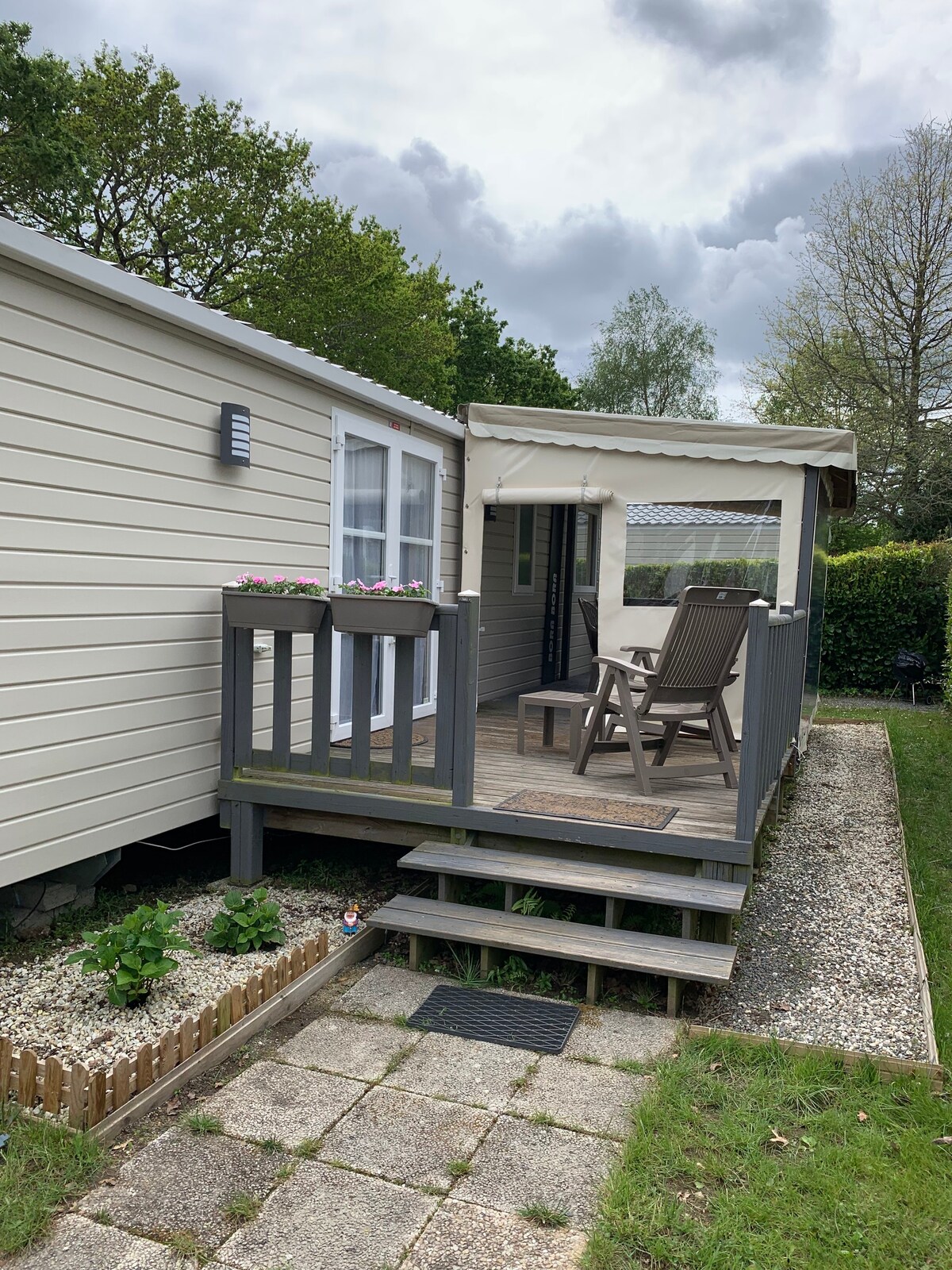 Mobil-home tout confort avec piscine à Pont Aven