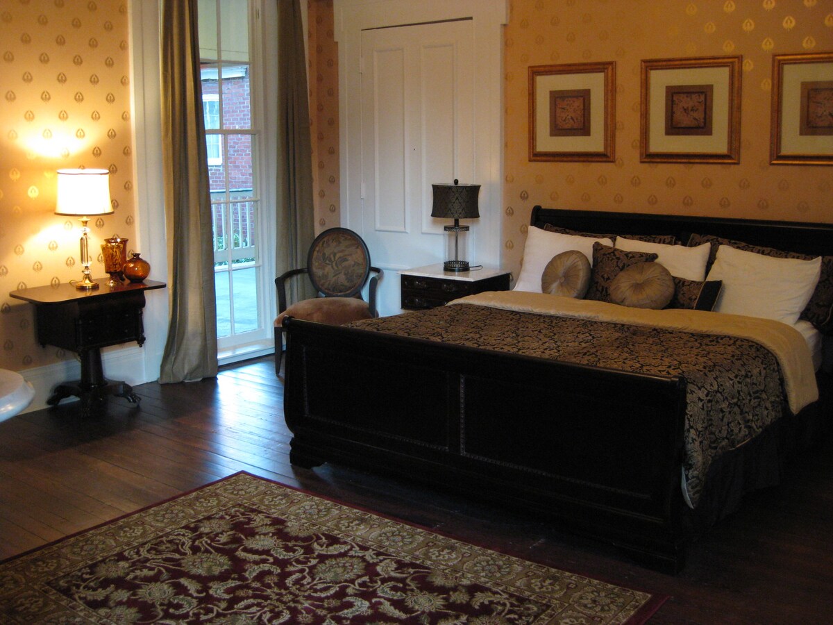 历史悠久的宽敞客厅套房，加大双人床