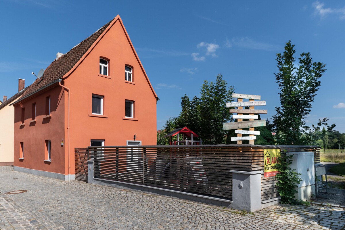 Red House (Pleinfeld), familienfreundliches Ferienhaus - Red House mit Garten