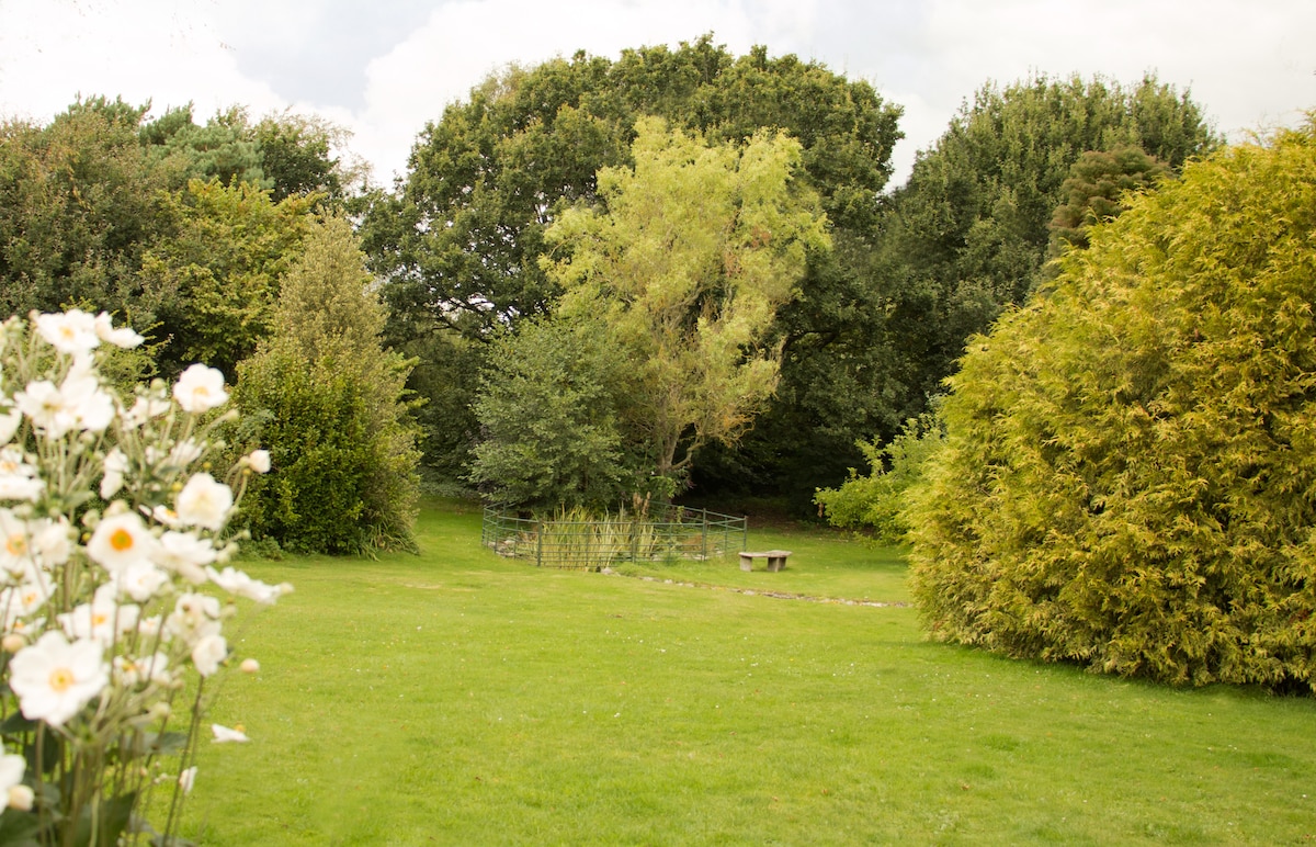 Apple Cottage
(Between West Stafford & Crossways)