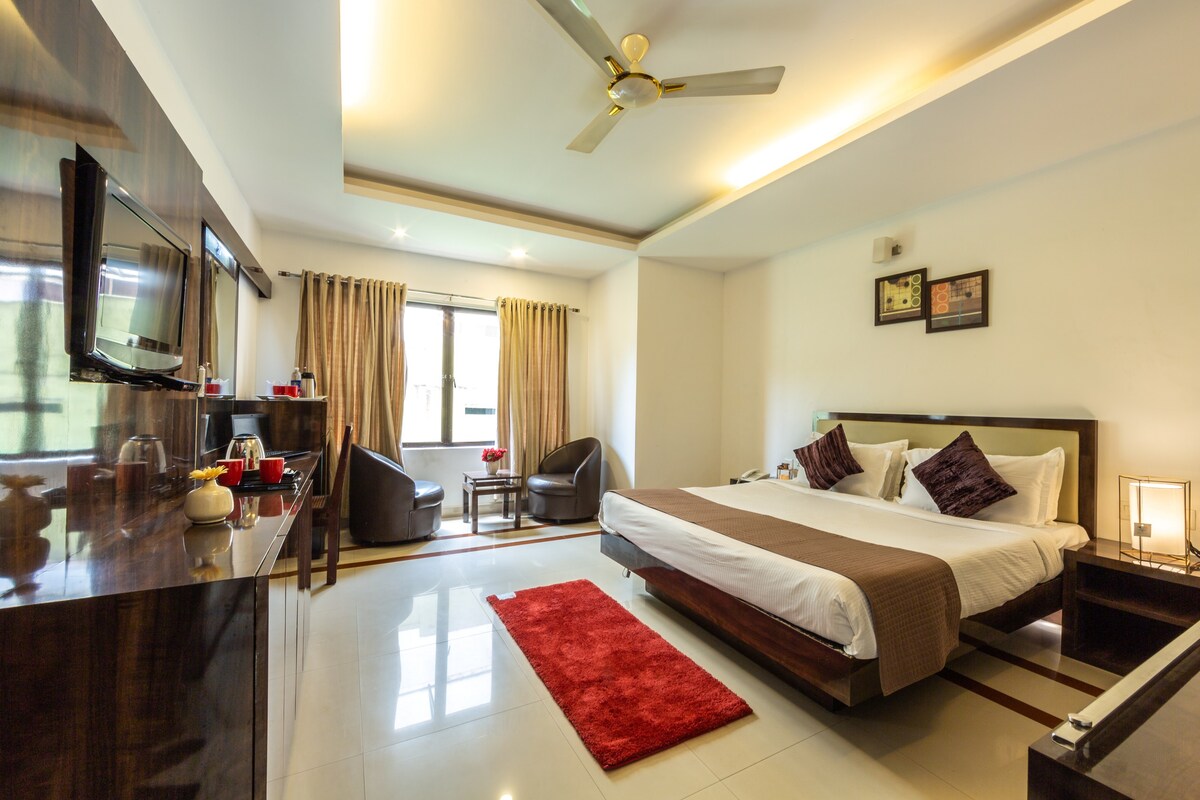 Deluxe Double room at M G Road Cochin