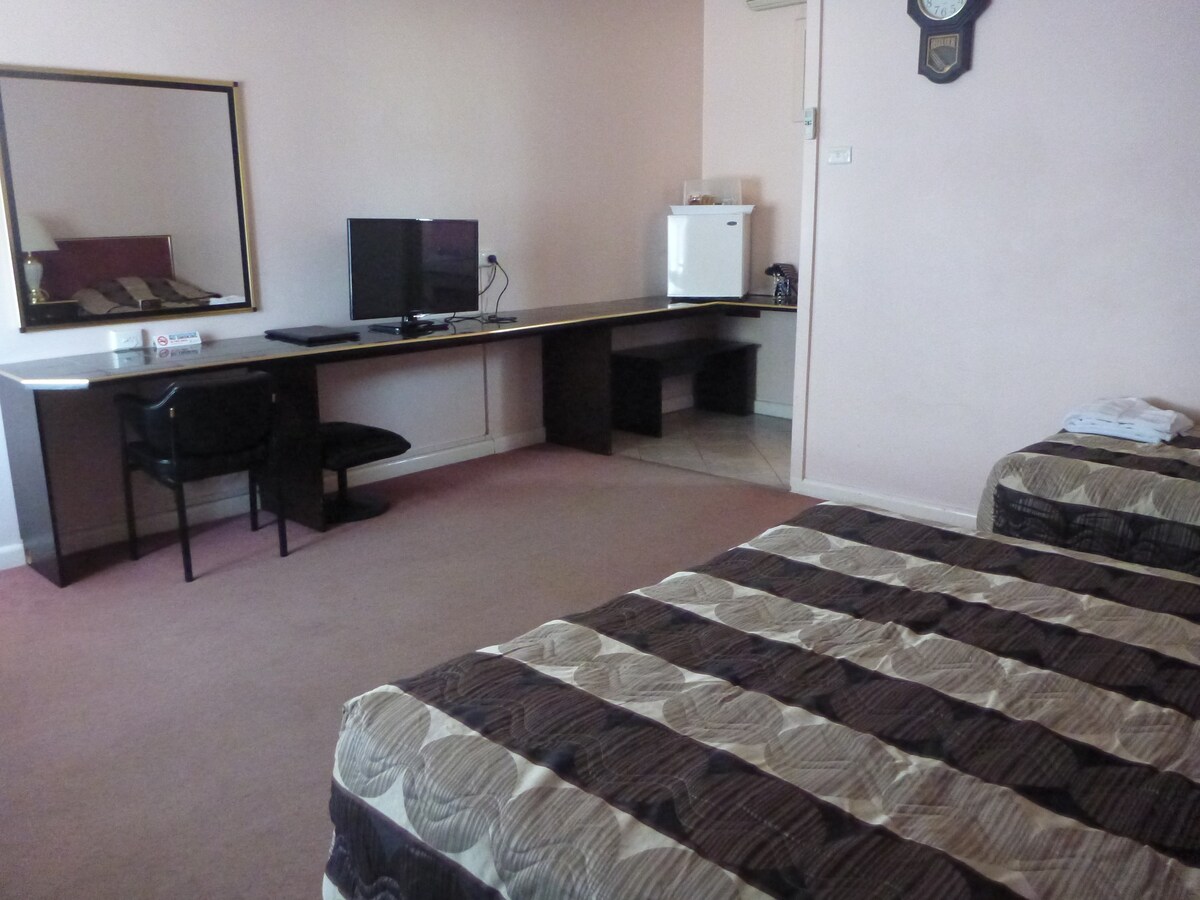 阿瓦隆汽车旅馆-标准双人床和2张单人床