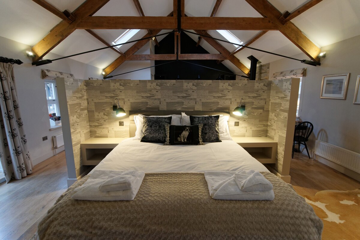 Romantic Modern Barn Space with freestanding Bath