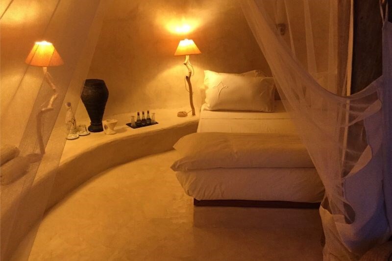 位于BAKUBA小屋的UELE套
房非常漂亮，宽敞，可入住1-2人。第二间卧室可入住1名儿童或成人。 小型室内花园。带淋浴的淋浴间。可直接进入花园。