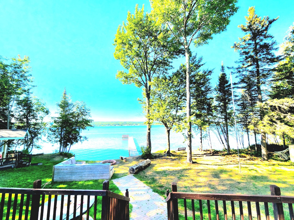 *Private luxury oasis on Torch Lake - Escape now!*