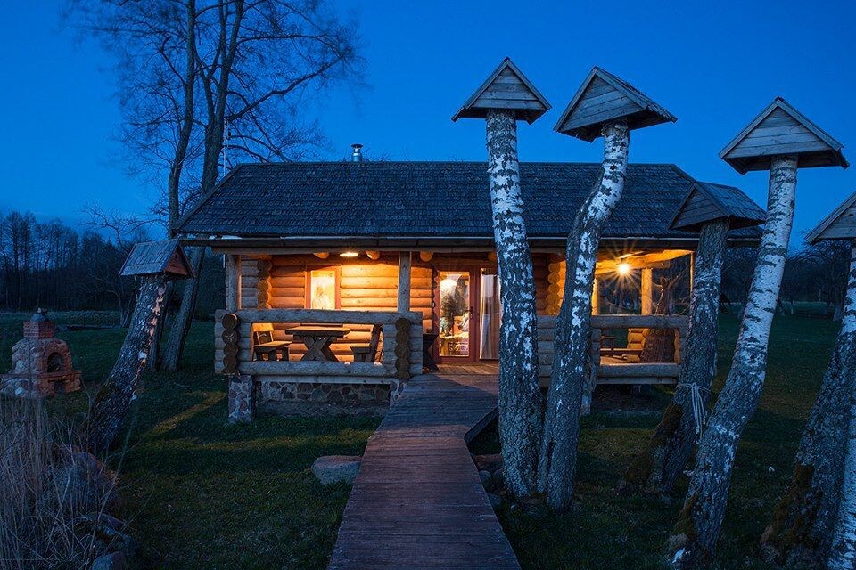 位于生态农场Kemešys的湖畔舒适小木屋