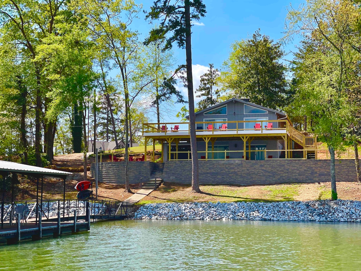 Waterfront Lake Hartwell Cabin w Dock