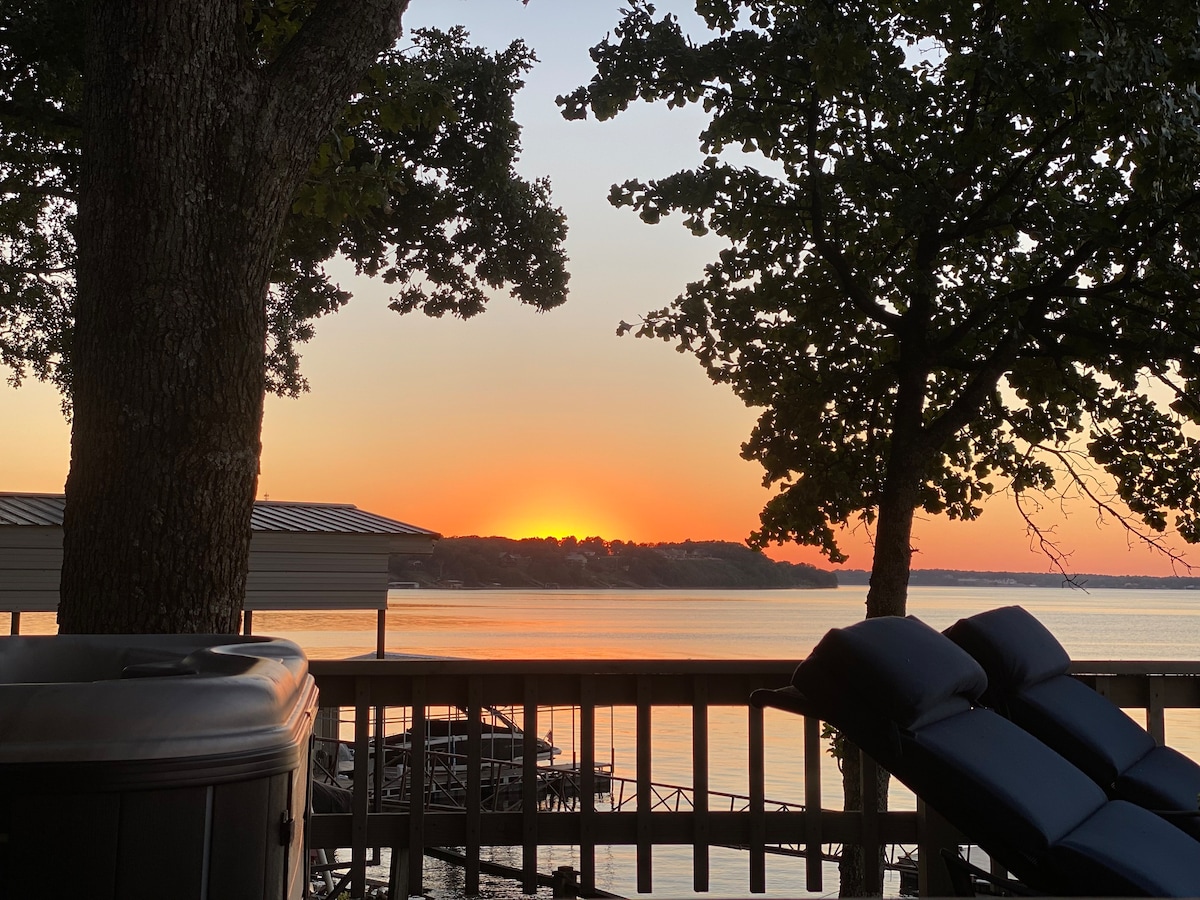 So Grand Lakefront, Hot Tub, Dock & Game Room