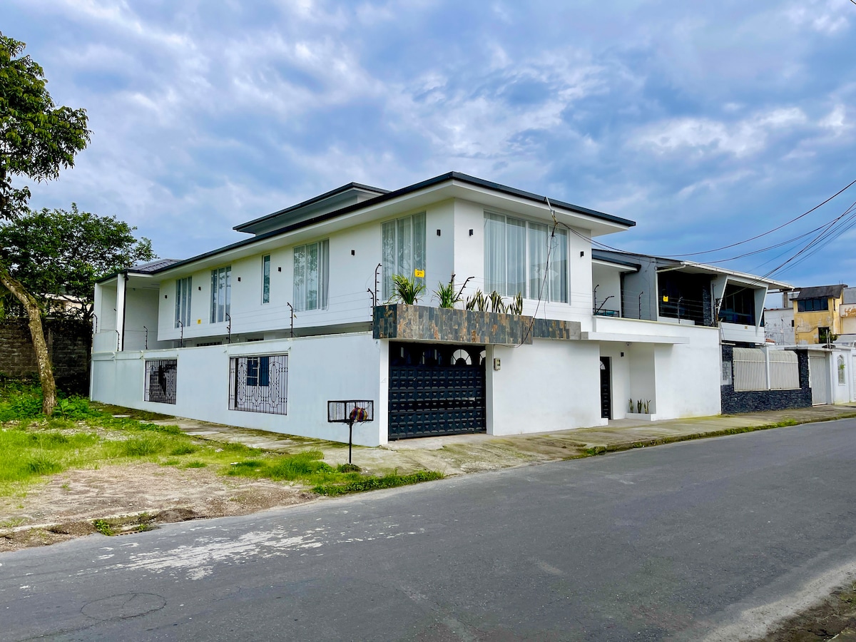 Suite un ambiente en planta baja con A/C y Garaje