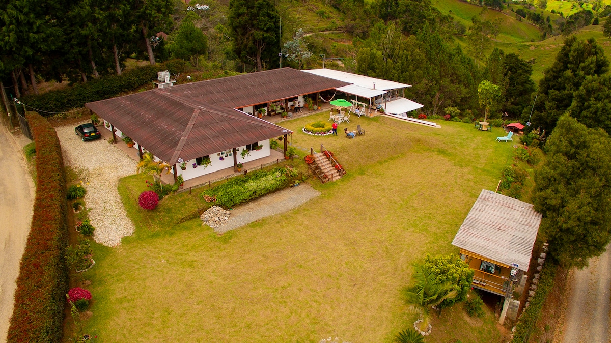 Espectacular finca cerca al aeropuerto y autopista