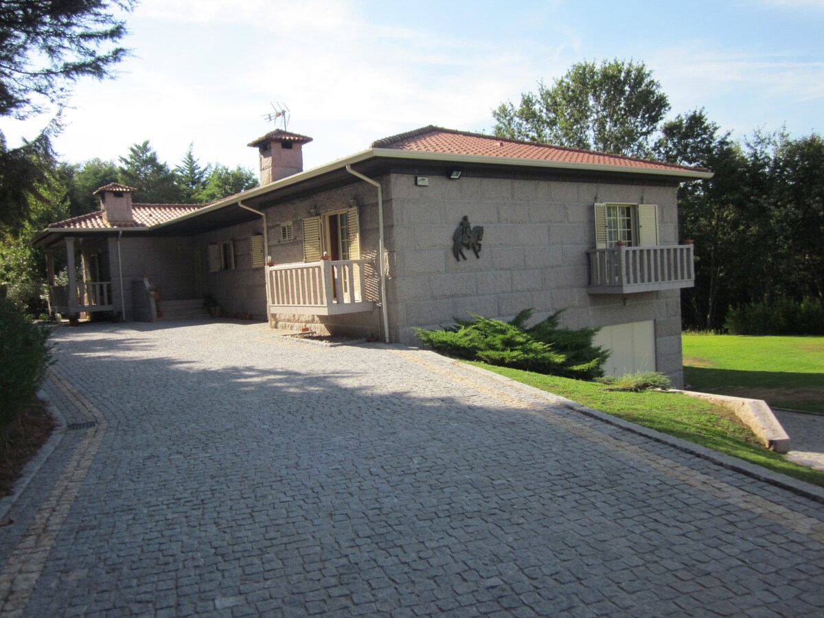 Casa de campo situada  em Guimarães.