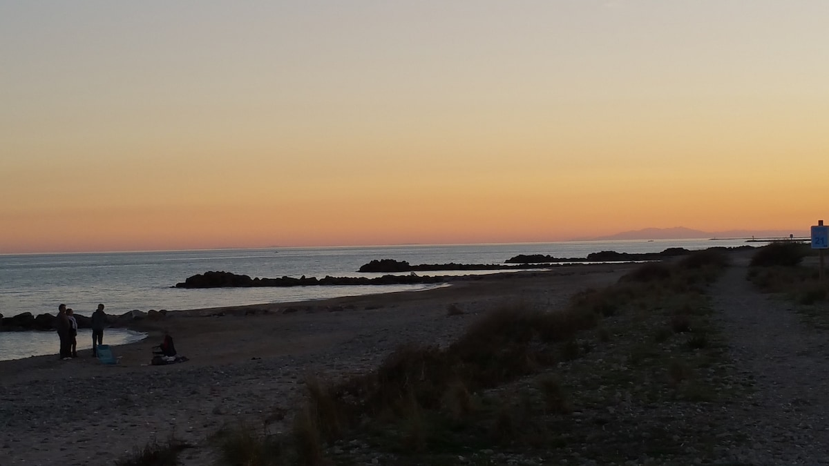 Le Mazet de la plage, feet in the water!