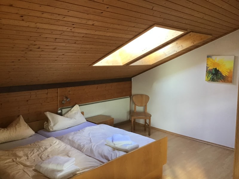 位于田园诗般的卑尔根霍夫（ Bergenhof ）的舒适房间