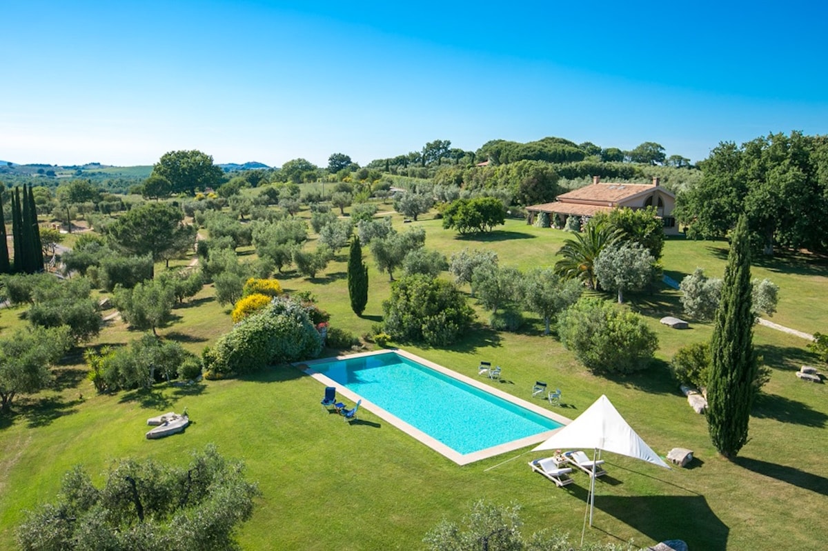 Villa with pool in the middle of Maremma