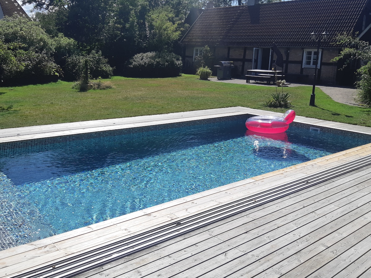 位于斯科讷（ Skåne ）的美丽乡村住宅，设有漂亮的泳池。