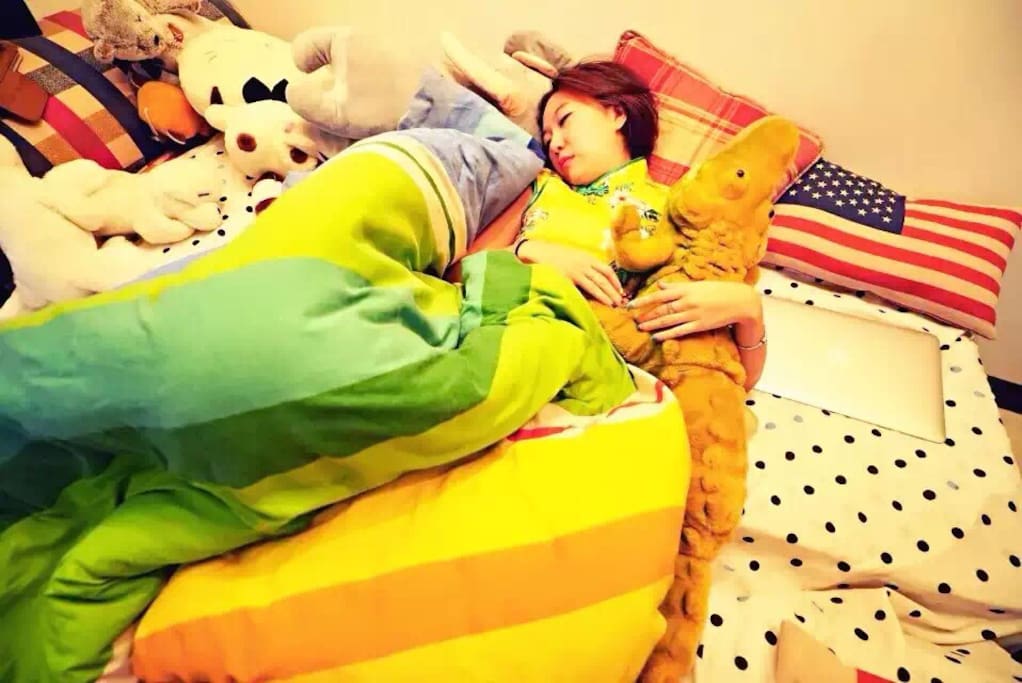 一楼的沙发床,床倒下来后的图,够睡两人!