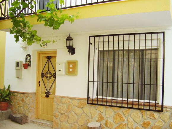位于Rio Mundo的Casa del Molinero ，带门廊的半独立房屋