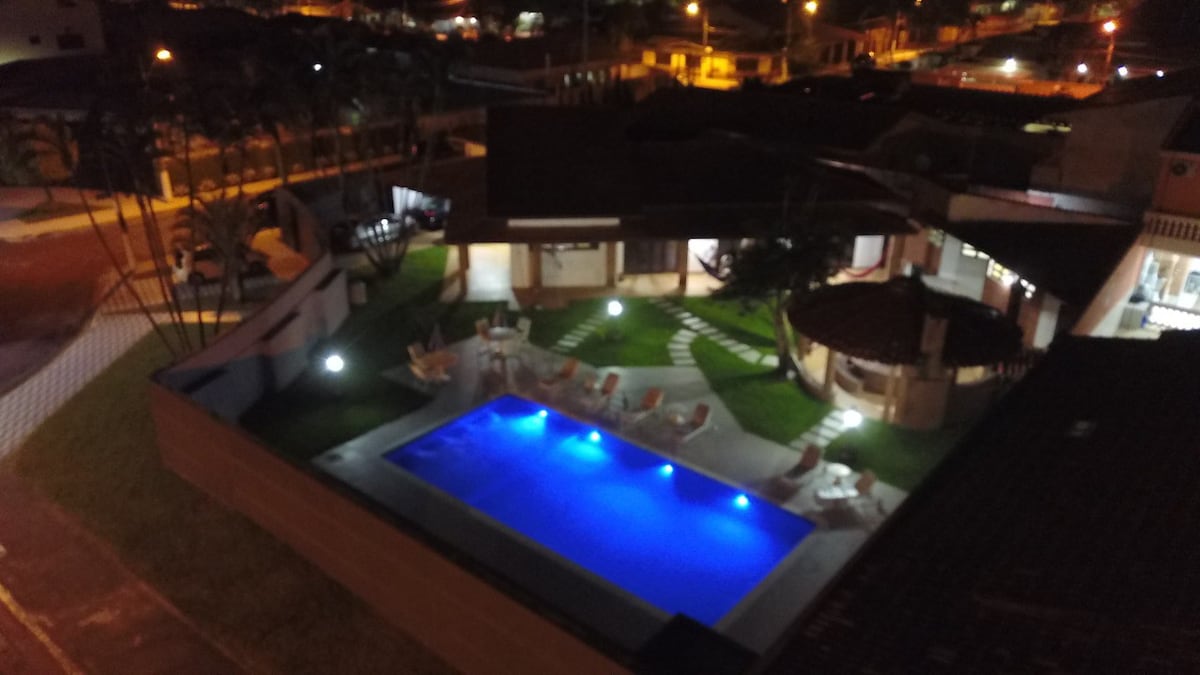 Casa térrea, uma piscina incrível e 50mts da praia