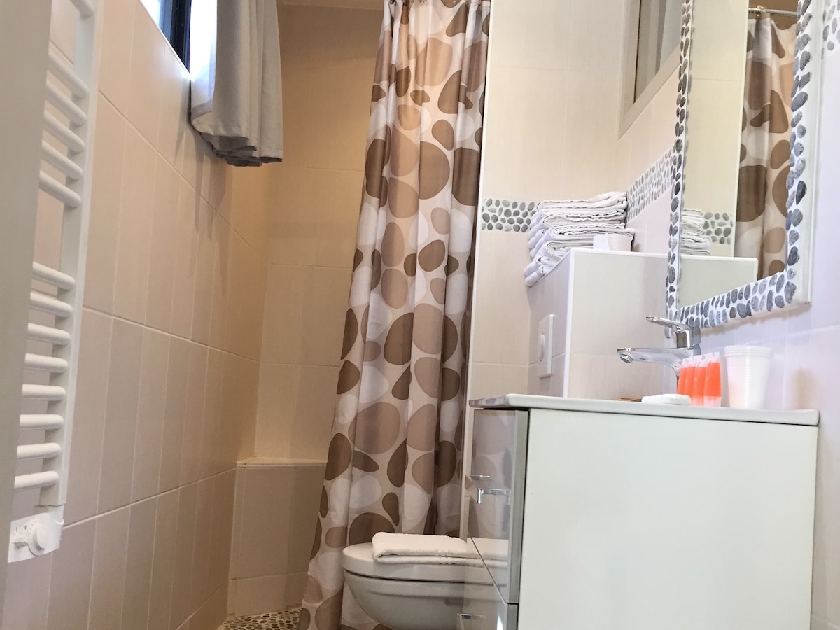 Grand Studio-Quad room-Ensuite with Bath