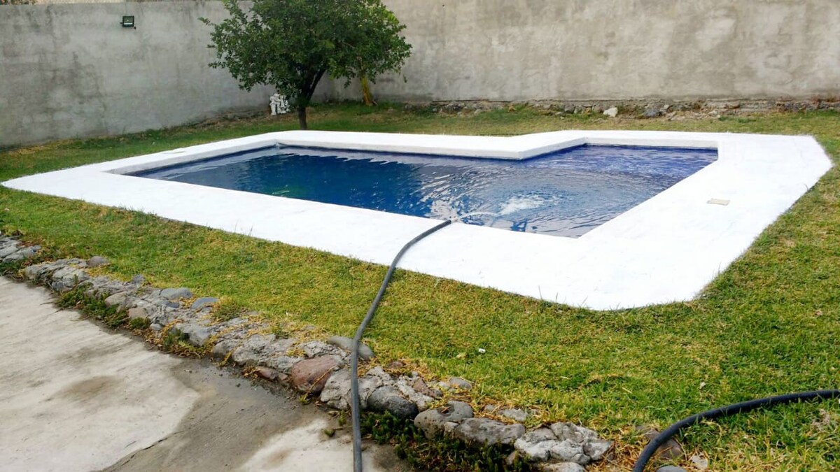 位于Cuautla的房子，带泳池和家庭气氛。