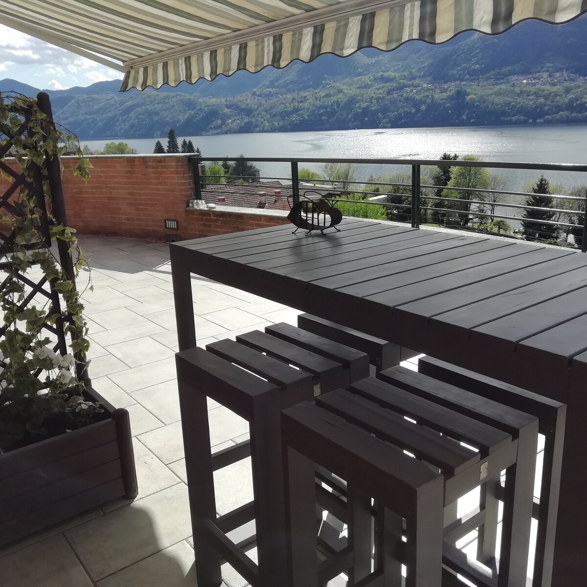 房间和私人阳台可俯瞰奥尔塔湖（ Orta Lake ）的壮丽景色