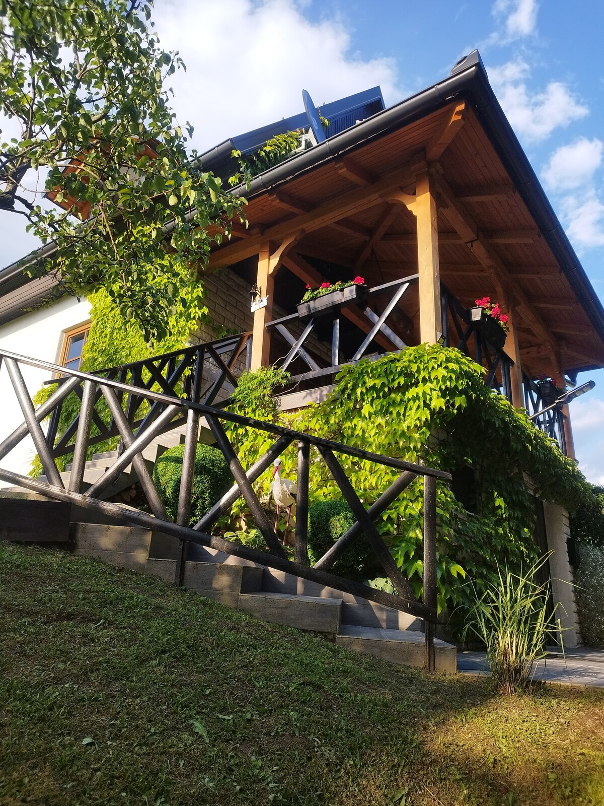 僻静的乡村小屋，可欣赏山景