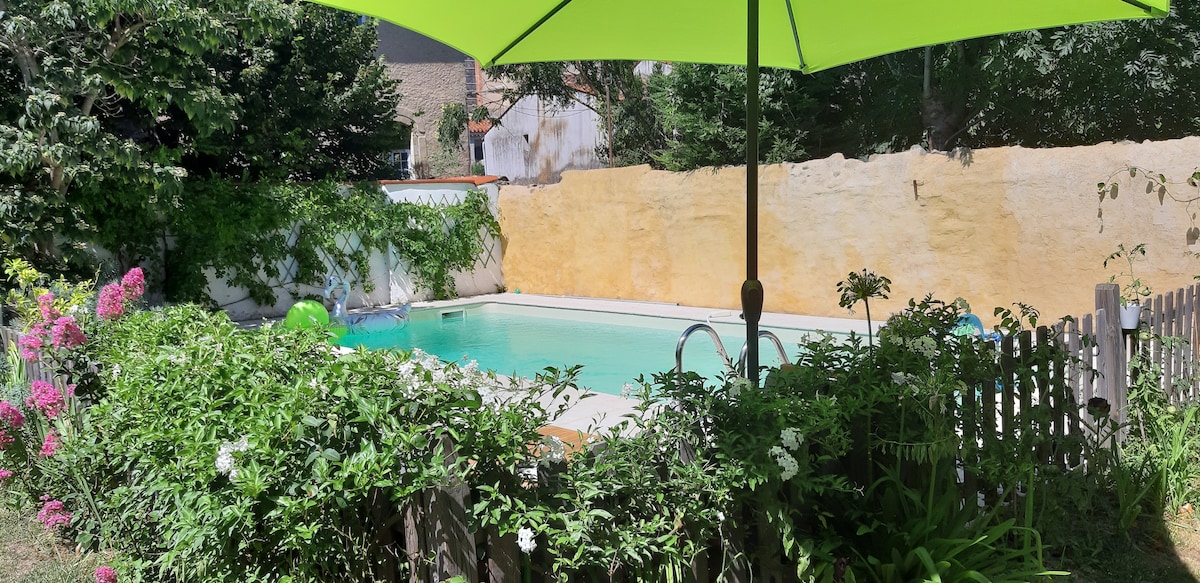 grande maison familiale avec piscine et jardin