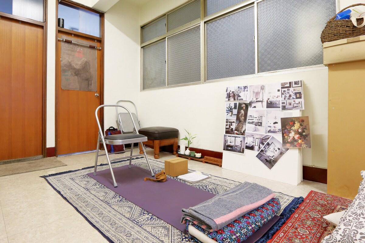 A eclectic quiet room in yoga teacher apartment