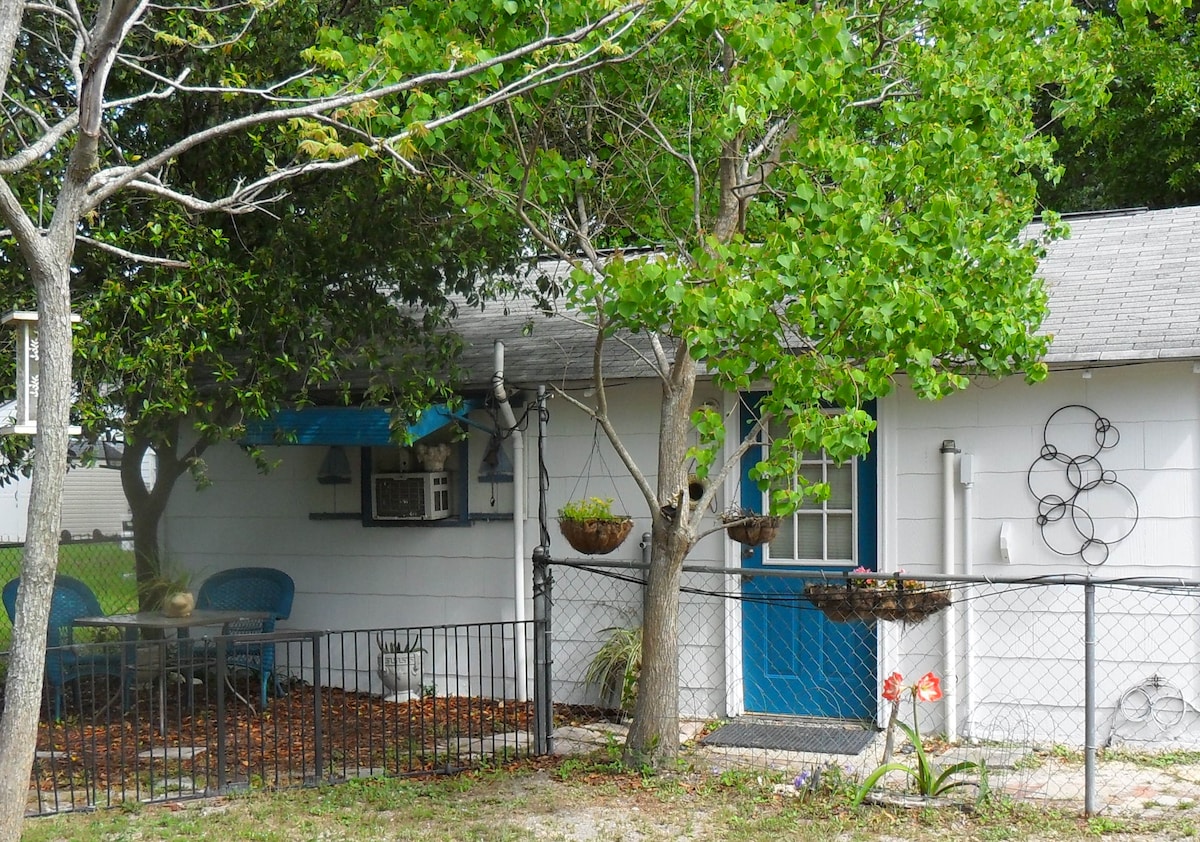 树屋（ Cottage Under the Trees ）