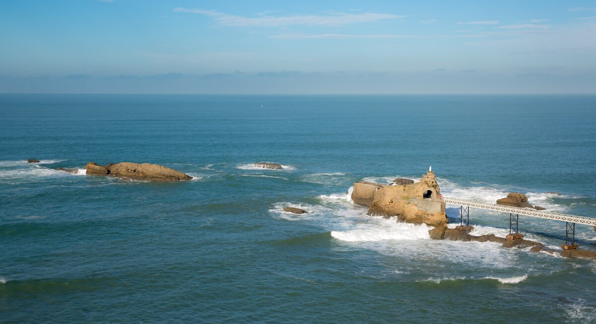 天空与海洋之间的悬崖
海滩，景色！ ！