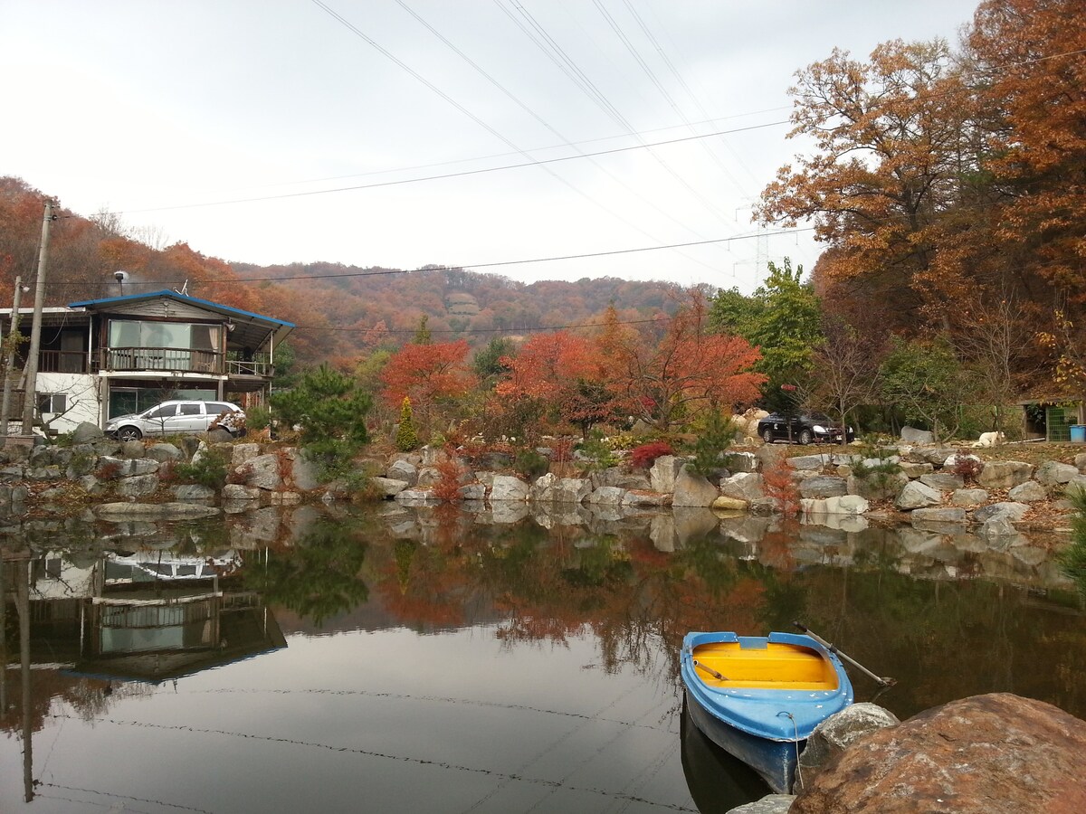 在独立小屋的形式中，您可以看到Baekgok水库，它由1.2层楼的附属建筑组成。