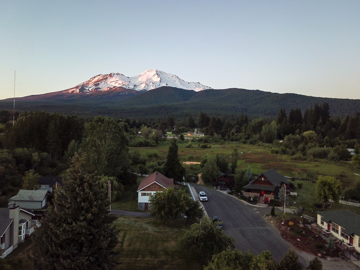 Mountain view retreat just steps from downtown