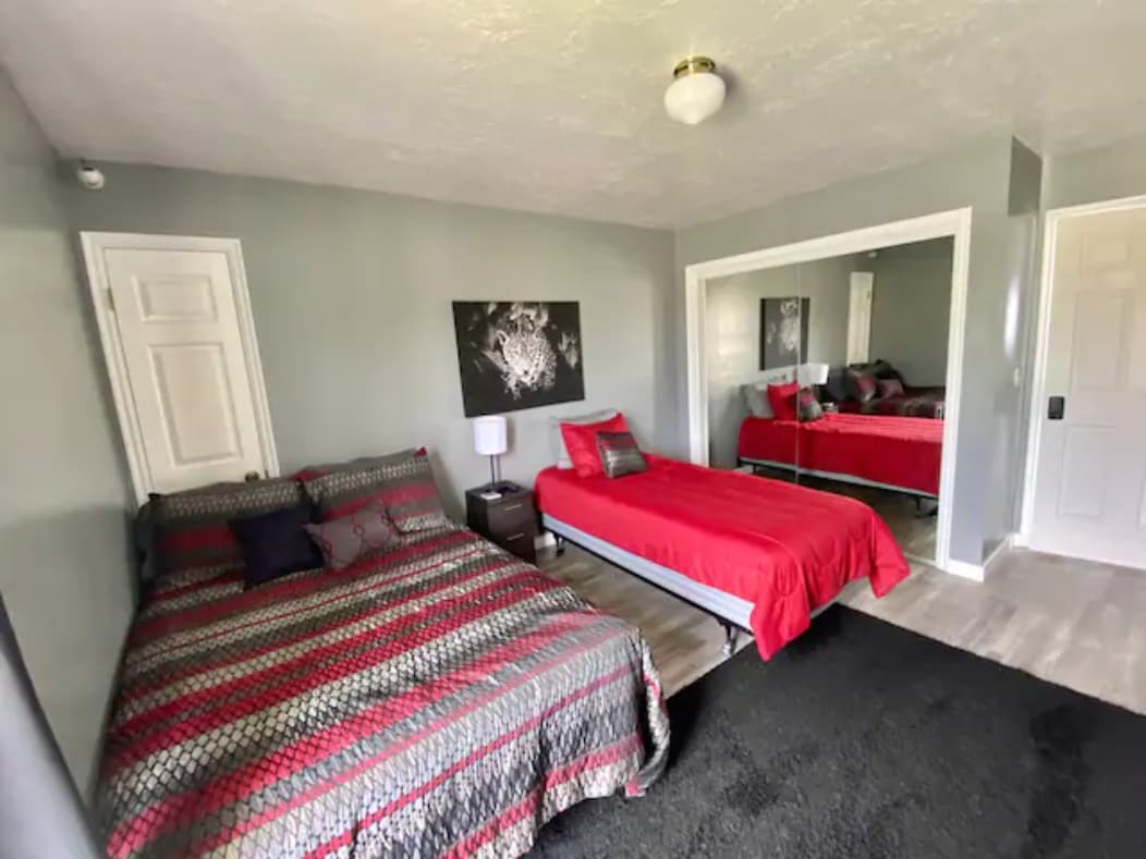 Private Room w/ 1 double & 1 single Bed